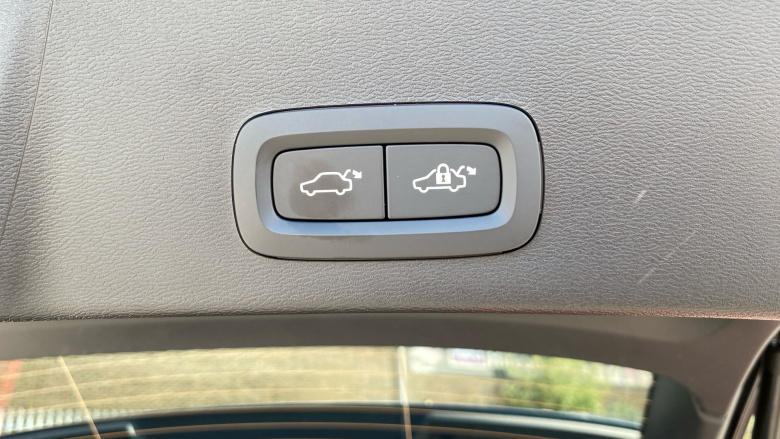 Volvo XC40 2.0 B4P Plus Dark 5dr Auto Petrol Estate
